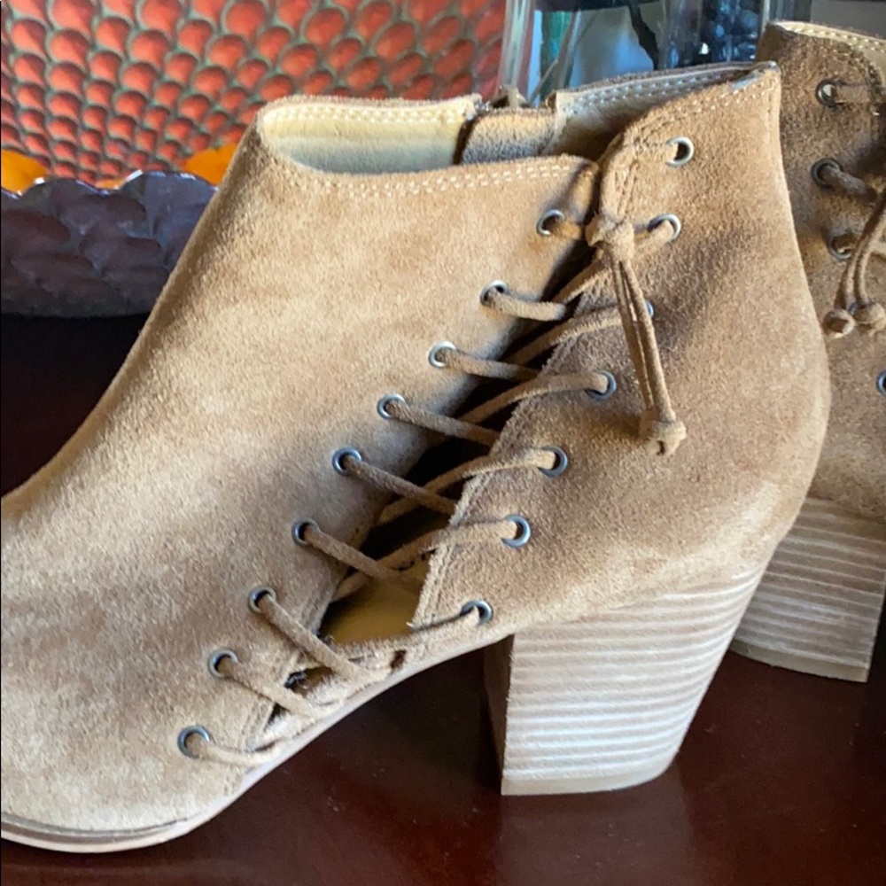 Shoes - Picture 7 of 9